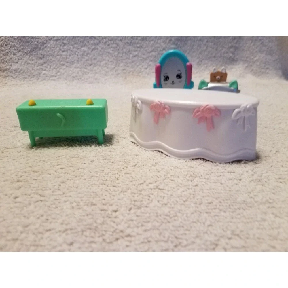 Lot 9 items‎ Shopkins Ice cream parlor and kitty dinner party